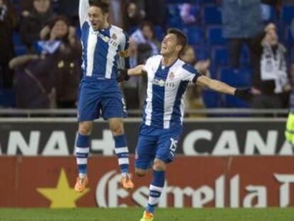 Sergio Garc&iacute;a y H&eacute;ctor Moreno festejan el gol.
