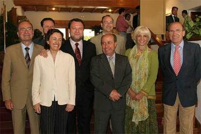 Los alcaldes de las capitales andaluzas, antes de la reunión en Antequera (Málaga) sobre como afrontar los <i>botellones</i>, en junio del año pasado.