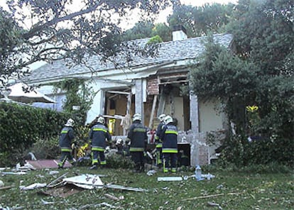 Los bomberos inspeccionan la zona destrozada por la explosión en el chalé de la urbanización Prado Largo de Pozuelo de Alarcón.