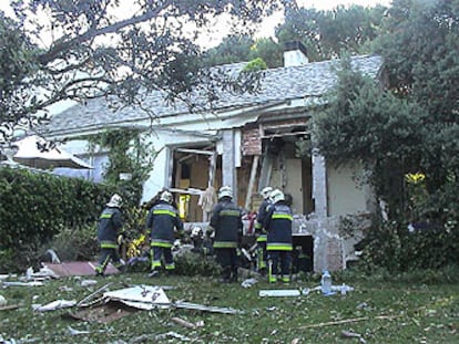 Los bomberos inspeccionan la zona destrozada por la explosión en el chalé de la urbanización Prado Largo de Pozuelo de Alarcón.