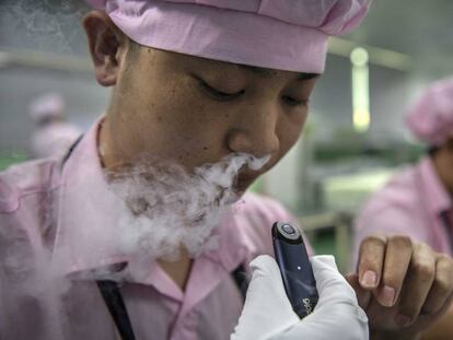 Una trabajadora de la compañía de cigarrillos electrónicos china Kanger Tech prueba el producto en Shenzhen (China).