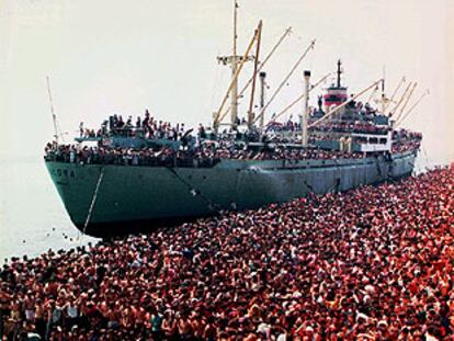 Refugiados albaneses en el puerto de Brindisi, al sur de Italia.