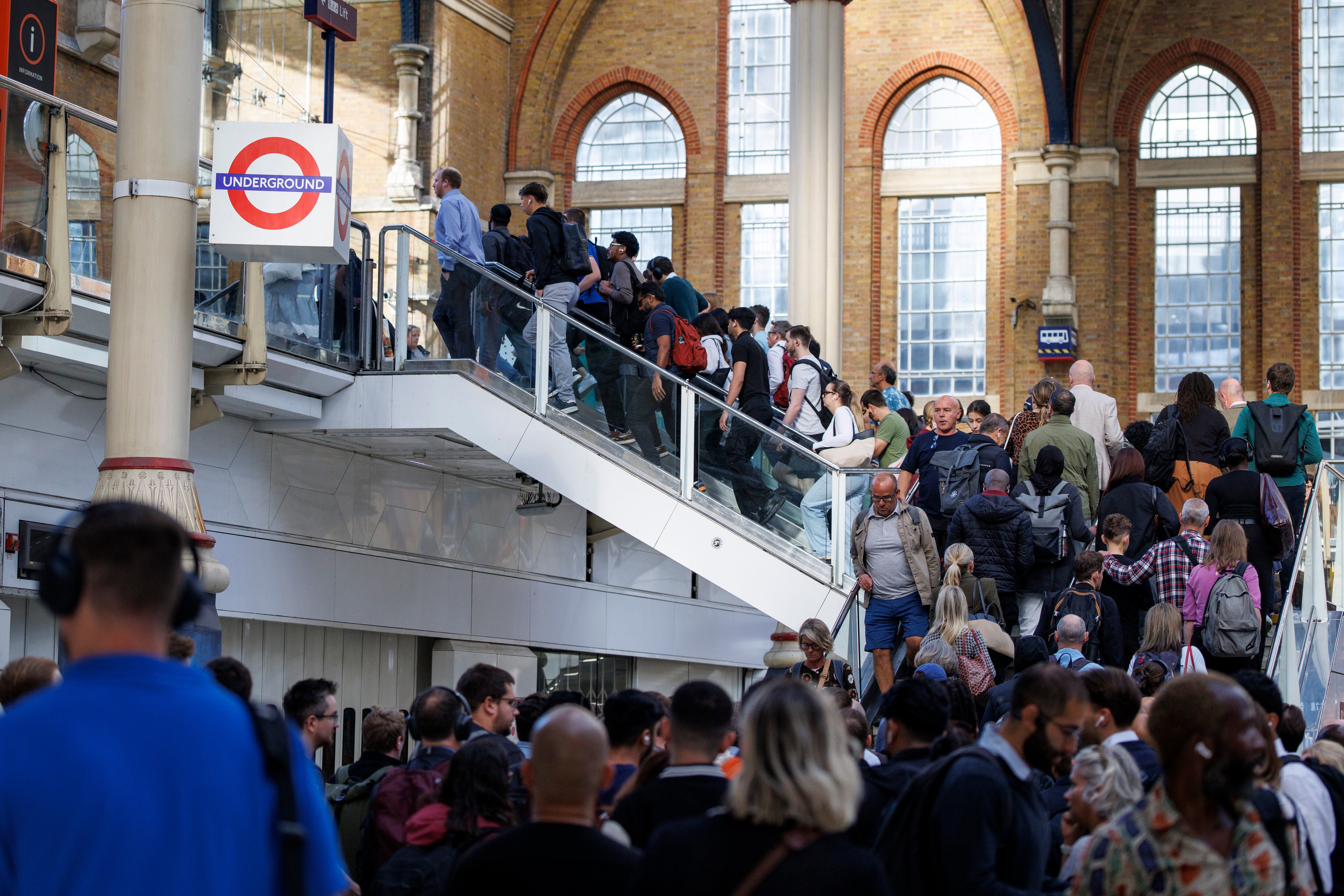 Pasajeros hacen cola en la estación de metro de Londres en busca de alternativas de transporte.