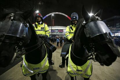 Policías a caballo en la entrada de Wembley para el amistoso Inglaterra-Francia