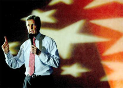 El candidato demócrata John Kerry se dirige a sus seguidores el pasado martes en Bal Harbor (Florida).