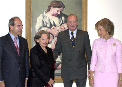 Los Reyes, junto al presidente de la Junta de Andalucía, Manuel Chaves, y la nuera del artista, Christine Ruiz-Picasso.