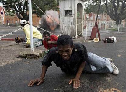 Un herido trata de alejarse de los disparos policiales en Antananarivo.