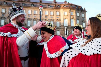 Ciudadanos daneses escenificaban la coronación frente al palacio de Christiansborg, en Copenhague, este domingo.