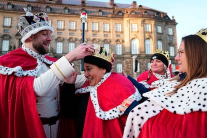 Ciudadanos daneses escenificaban la coronación frente al palacio de Christiansborg, en Copenhague, este domingo.