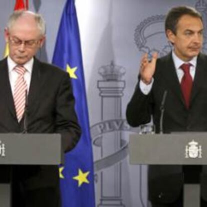 El jefe del Gobierno, José Luis Rodríguez Zapatero, y los presidentes del Consejo Europeo, Herman Van Rompuy, y de la Comisión Europea, José Manuel Durao Barroso.