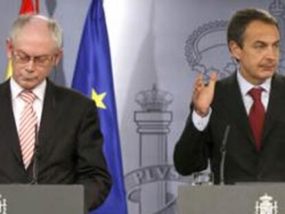 El jefe del Gobierno, José Luis Rodríguez Zapatero, y los presidentes del Consejo Europeo, Herman Van Rompuy, y de la Comisión Europea, José Manuel Durao Barroso.