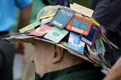 Detalle del sombrero de un asistente al Masters de Augusta forrado con entradas de los pasados torneos, el 4 de abril de 2018.