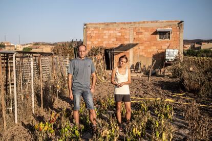 Silvia Gamito y Miguel Ángel Gracia, en su huerta de Vera del Moncayo.
David Expósito