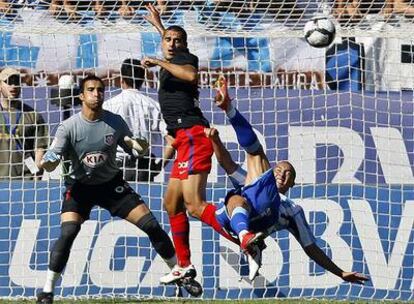 Baha remata de chilena, ante la presencia de Juanito y del portero Sergio Asenjo, para marcar el primer gol del Málaga.