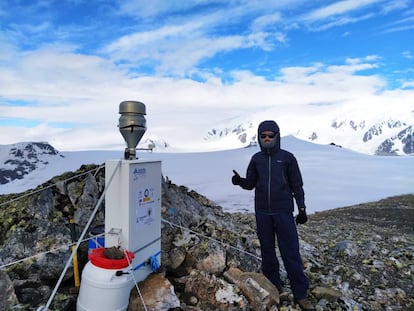 El investigador César Marina, del proyecto de aerosoles, en el monte Sofía (isla Livinsgton).