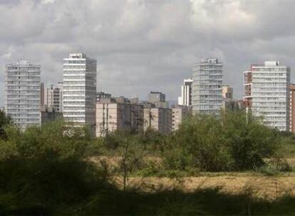 Torres de viviendas en el barrio de Salburua, una de las zonas de mayor expansión urbana de Vitoria, vistas desde el anillo verde.