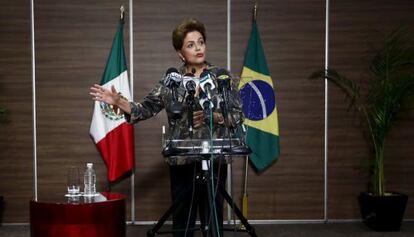 Dilma Rousseff habla ante la prensa en la Ciudad de México.