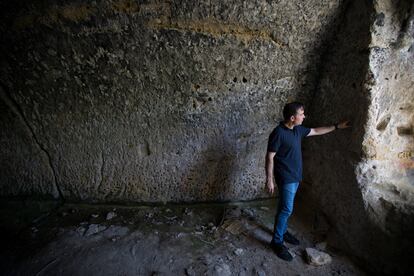 El director de la excavaciones, Miguel Ángel Valero, en el interior de una de las ermitas visigodas que rodean el yacimiento de La Cava.