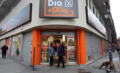 Tienda de la cadena Dia en la plaza de Embajadores en Madrid.