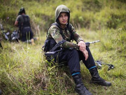 Juliana, guerrillera de las FARC de 20 a&ntilde;os, en una de las zonas donde dejar&aacute; las armas y transitar&aacute; a la vida civil. 