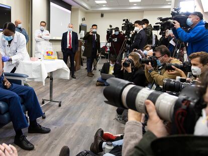 El doctor Yves Duroseau recibe la primera dosis de la vacuna de Pfizer, este lunes en el Long Island Jewish Medical Center de Nueva York.