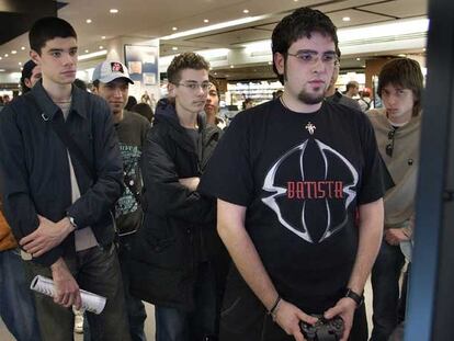 Dídac Tabueña juega con la nueva P3 en el Fnac.