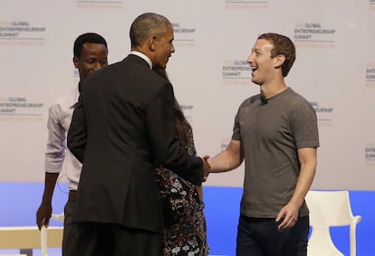 Barack Obama cumprimenta Mark Zuckerberg num evento em Stanford, em 2016.