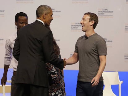 Barack Obama cumprimenta Mark Zuckerberg num evento em Stanford, em 2016.