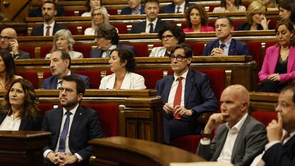 En primer plano, el president Pere Aragonès. Tras él, el socialista Salvador Illa en el Pleno de constitución del Parlament.