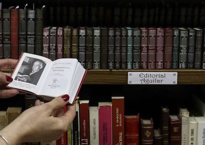 Colección de 'crisolines' en la librería del Prado, en Madrid.