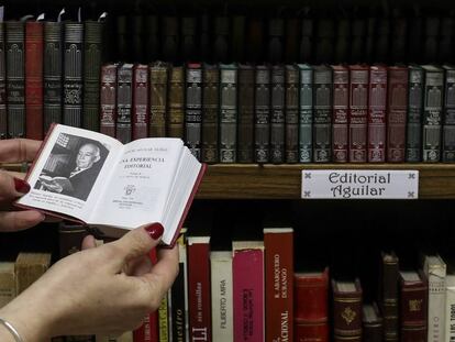 Colección de 'crisolines' en la librería del Prado, en Madrid.