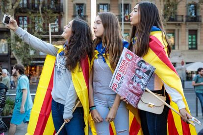 Unas estudiantes se hacen un selfi en un momento de la protesta en Barcelona.  