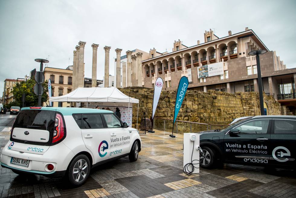 La comitiva de coches de la II Vuelta (Eléctrica) a España, a su llegada a Córdoba.