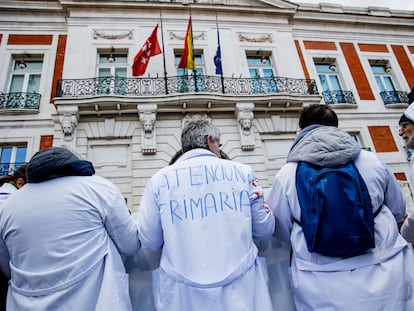 Médicos de Familia y Pediatras de la Comunidad de Madrid se manifiestan en la Puerta del Sol.