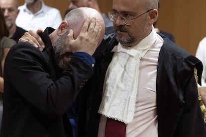 Roberto Saviano llora tras la sentencia, el 14 de julio de 2025 en Roma.
