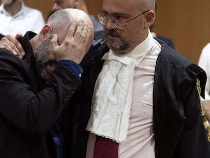 Roberto Saviano se abraza con su abogado tras conocer este lunes el fallo contra el capo mafioso Francesco Bidognetti.