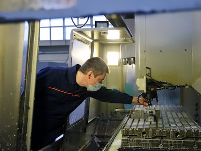 Un operario, el 15 de diciembre, en una fábrica de equipamiento para cohetes en Ekaterimburgo (Rusia).