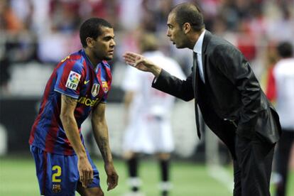 Guardiola da instrucciones a Alves durante el partido contra el Sevilla.