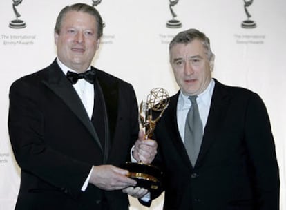 Al Gore y Robert De Niro posan Emmy Internacional.