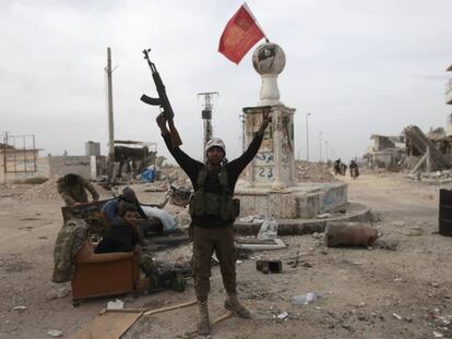 Un rebelde sostiene su arma en la ciudad del norte de Siria al-Bab
