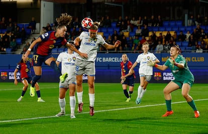 Ewa Pajor (i), del FC Barcelona, marca su primer gol ante el St. Polten en el partido de la Champions League este martes en el estadio Johan Cruyff, en Barcelona.