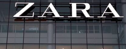 Logo de Zara en una tienda en Vina del Mar, Chile.