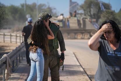 Un soldado israelí besa a su pareja, que ha acudido a visitarle a la frontera con Gaza, este viernes.