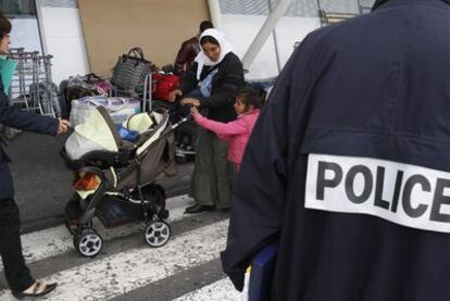 Una familia gitana llega al aeropuerto de Lille-Lesquin para ser repatriada voluntariamente a Rumania, el pasado mes de septiembre.