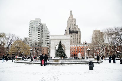 Varias personas pasean sobre la nieve en Washington Square (Nueva York). Las autoridades decretaron una alerta por vientos helados para 70 millones de estadounidenses, sobre todo en el centro y noreste del país. Hace un año, la alerta afectaba a 30 millones de personas, según datos de la cadena CNN.