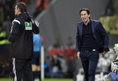 Roger Schmidt se dirige al cuarto árbitro durante el partido con el Dortmund.