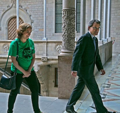 El presidente de la Generalitat, Artur Mas, momentos antes de la reunión con la portavoz de la Plataforma de Afectados por la Hipoteca (PAH), Ada Colau, el 21 de junio de 2013.
