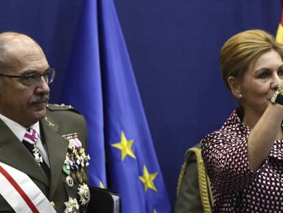 La ministra de Defensa, María Dolores de Cospedal, con el jefe de la cúpula militar, el general Fernando Alejandre.