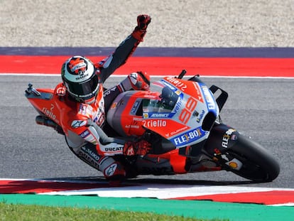 Lorenzo celebra la consecución de la 'pole' en Misano.