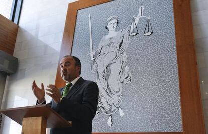 El consejero de Justicia, Jorge Cabré, ayer en la Ciudad de la Justicia de Castellón. 